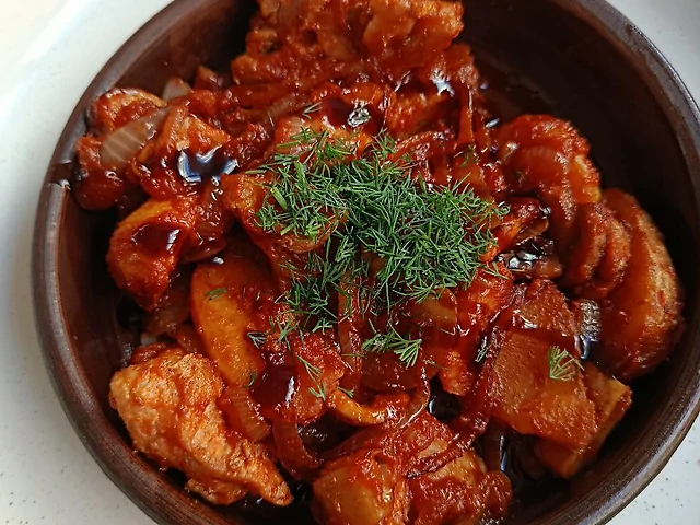 Сковорідка з свининою та грибами