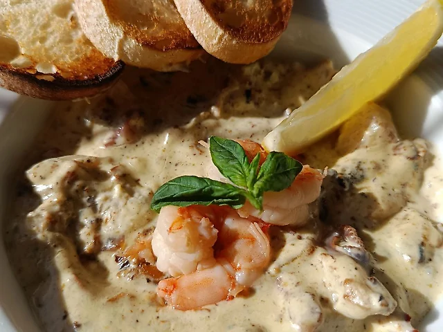 Море продукти у сирному соусі