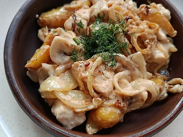 Сковорідка курка у вершковому соусі