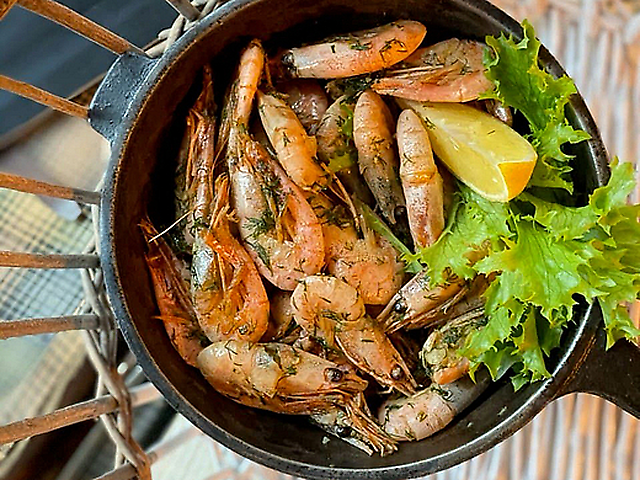 Креветки з часником на пательні