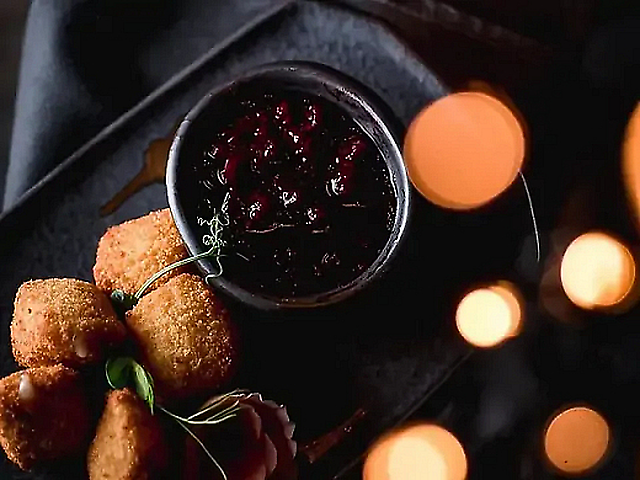 Камамбер із ягідним конфітюром.