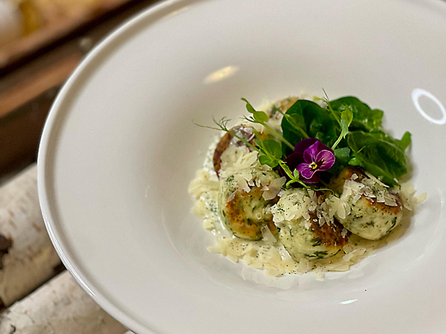 Сирники зі шпинатом та сирним соусом