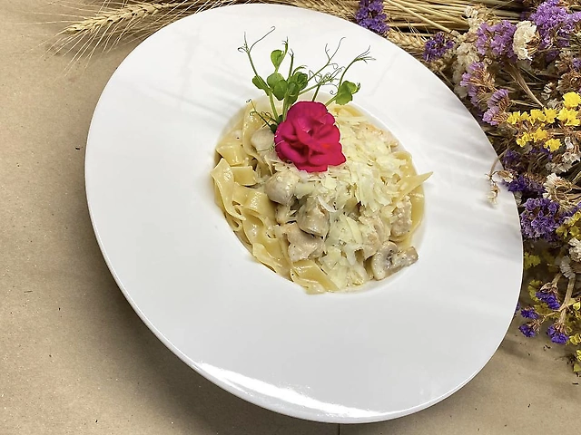 Фетучини з куркою і грибами