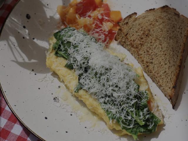 Омлет з креветками та фермерськими томатами з шпинатом та домашнім хлібом