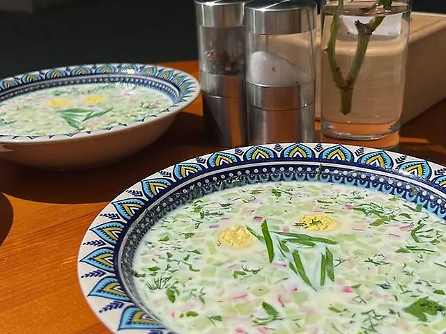 Окрошка з копченою куркою