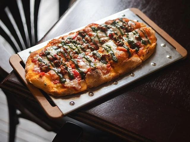 Pinza сальсіча з ндуєю, печений перцем, песто та горгогзолою