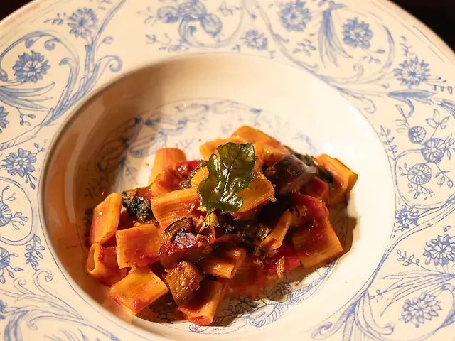 Паста Паккері з печеним перцем, броколі та баклажаном