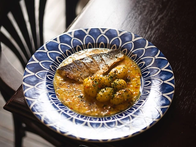 Філе сібаса з шафрановим соусом та запеченою картоплею