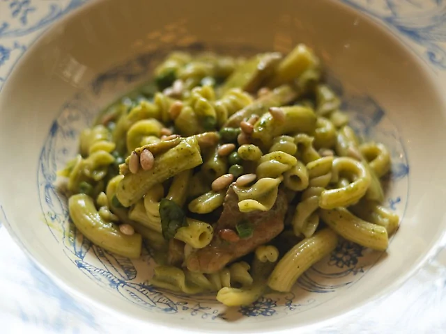 Паста міста з песто та фермерським курчам