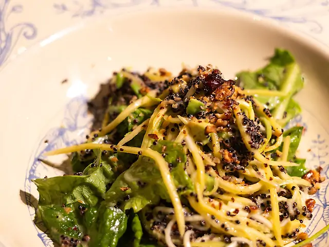 Салат з манго, цукіні та кіноа з соусом маракуйя