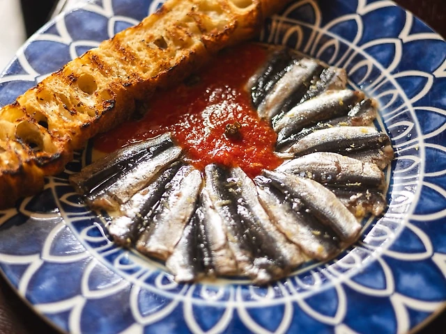 Сардинки з томатной сальсою, каперсами та фокачею