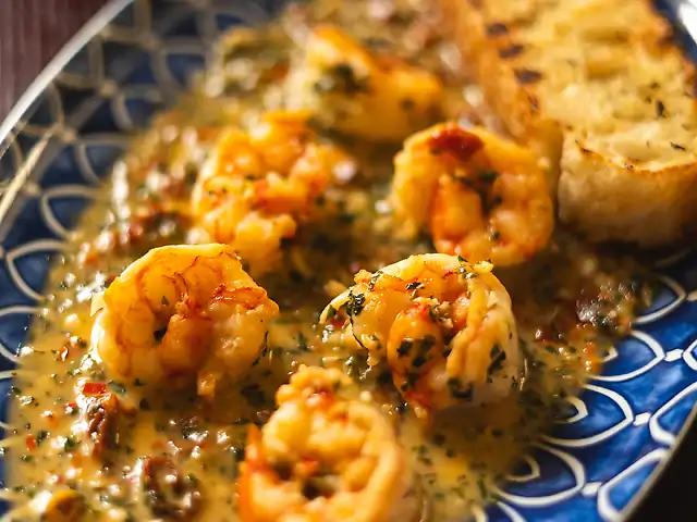 Лангустини в соусі із білого вина з анчоусами, каперсами та вʼяленими томатами