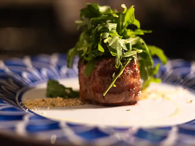 Стейк філе міньон з соусом пеппер та рукколою