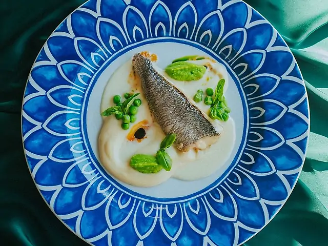 Філе дорадо з пюре зеленого горошка та селери з вершковим соусом