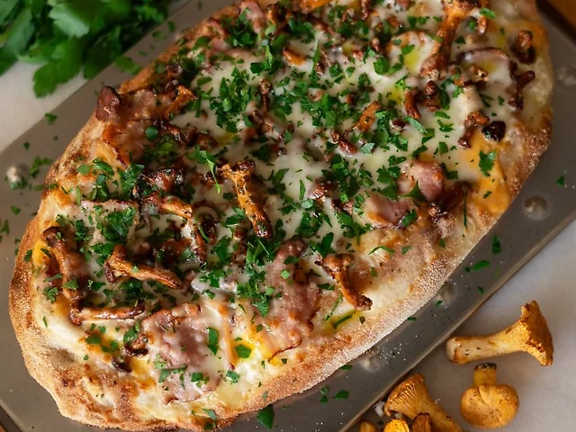 Пінца з лисичками, панчетою, соусом із смаженої картоплі та моцарелою