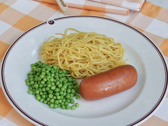 Сарделька з горошком+гарнір
