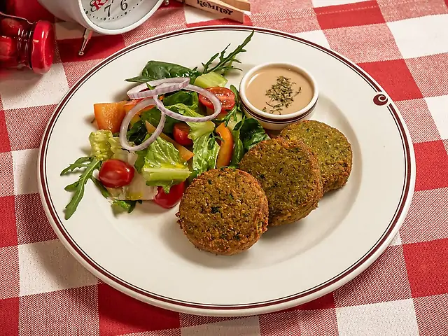 Котлети з нуту із салатом