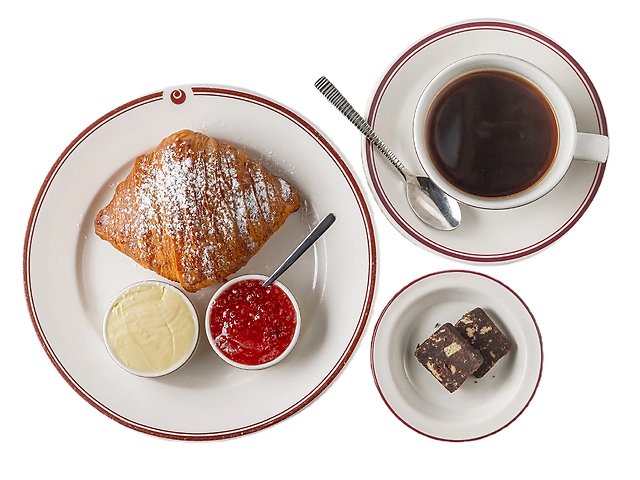 Круасан із джемом та маслом