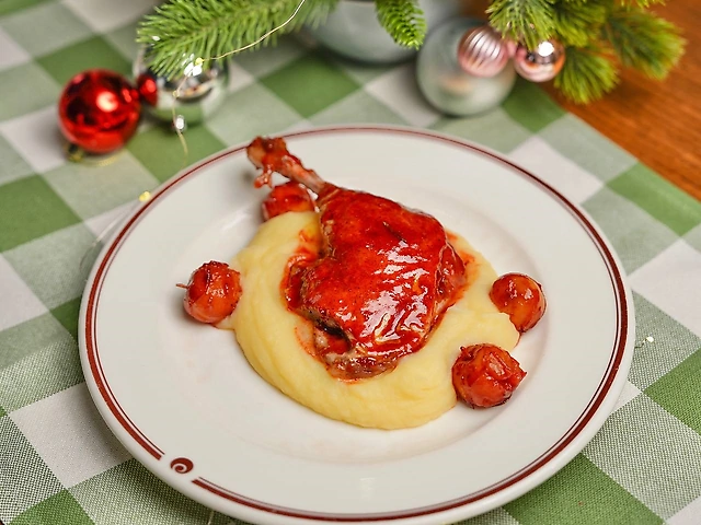 Качина ніжка з пюре та райськими яблучками