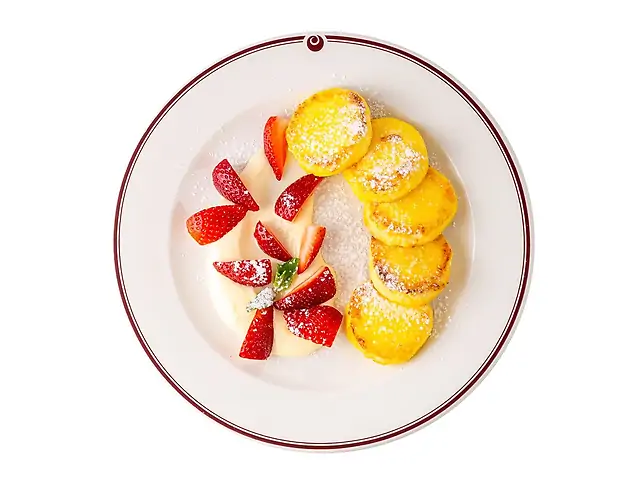 Сирники з соусом та фруктами