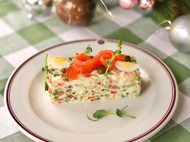 Олів'є з лососем та ікрою