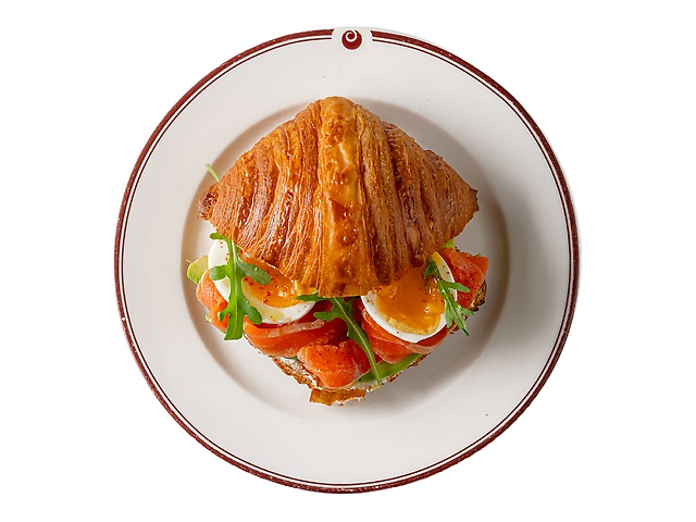 Круасан із лососем та авокадо