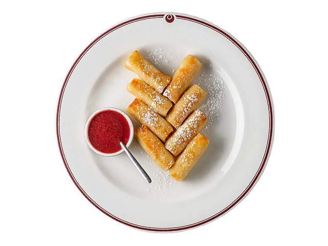 Тонкі млинці з сиром та соусом