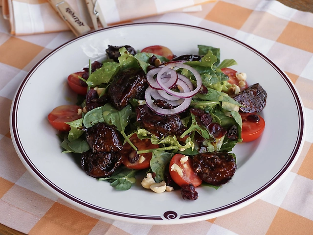 Салат із печінкою та журавлиною й горіхами