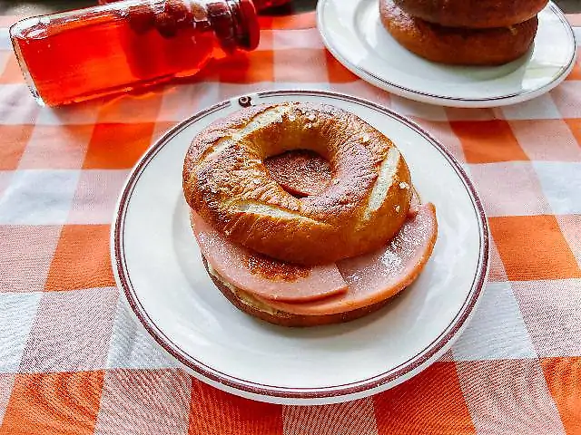 Одеський бублик з ковбасою