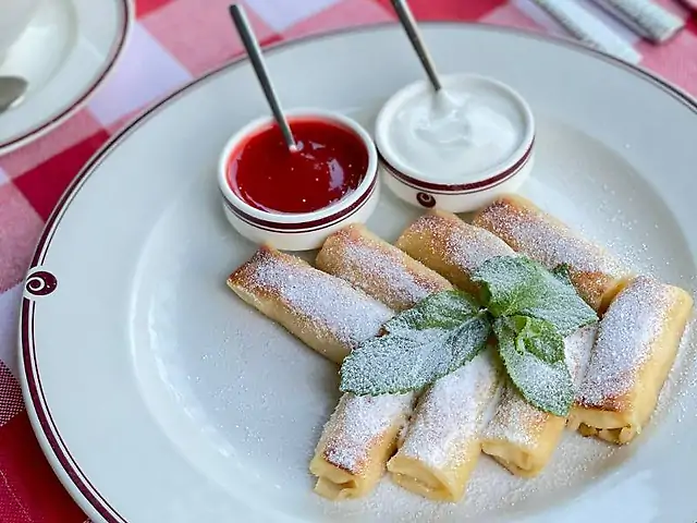 Тонкі млинці з сиром та соусом