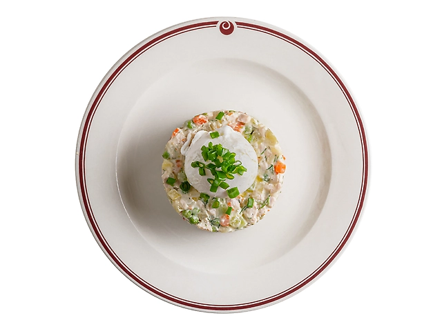 Олівє з яйцем пашот