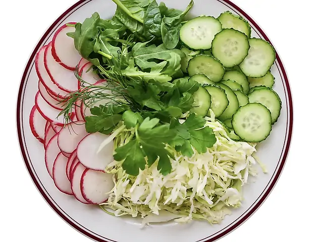 Салат із капустою та овочами