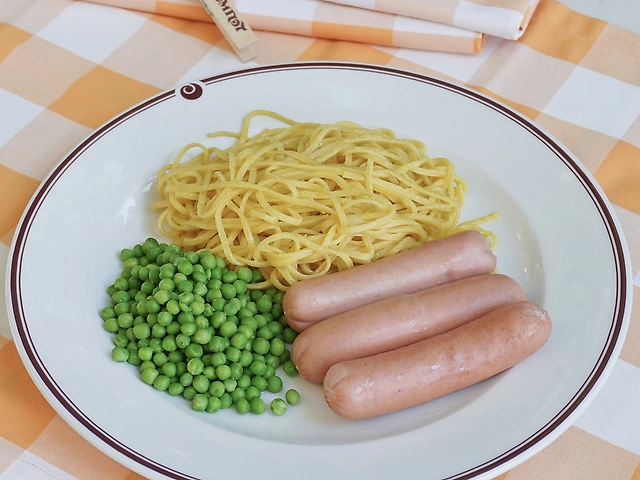 Сосиски з горошком+гарнір