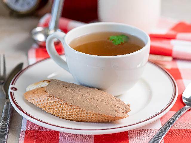 Чашка курячого бульйону із грінкою з паштетом, + чай(доставляємо без води)