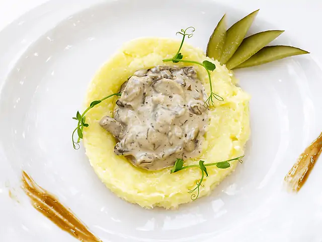 Бівстроганов з телятини та картопляним пюре