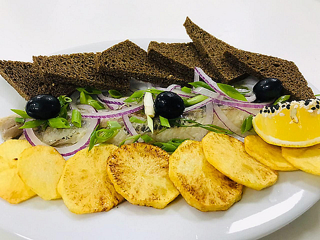 Скумбрія з картоплею та цибулькою