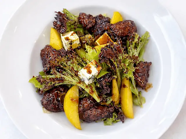 Теплий салат з курячою печінкою