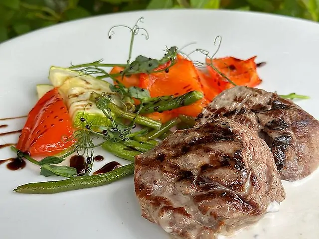 Медальйони телячі з овочами на пару