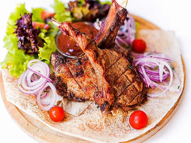 Каре ягня з ягідним соусом