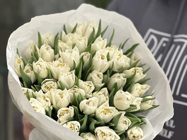 Белый пионовидный тюльпан