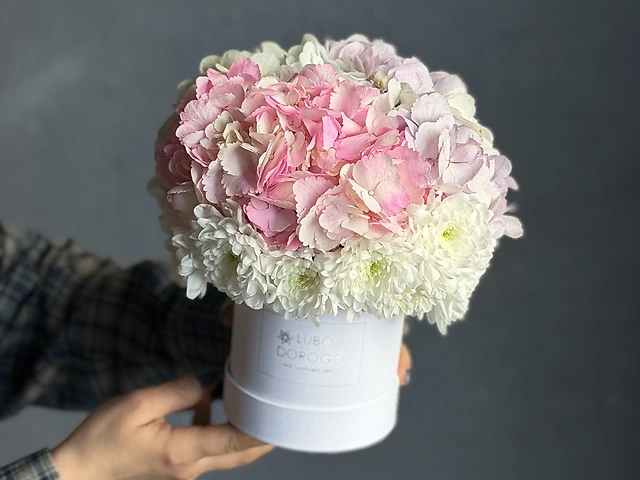 Бокс в розмірі S з гортензіями та хризантемою