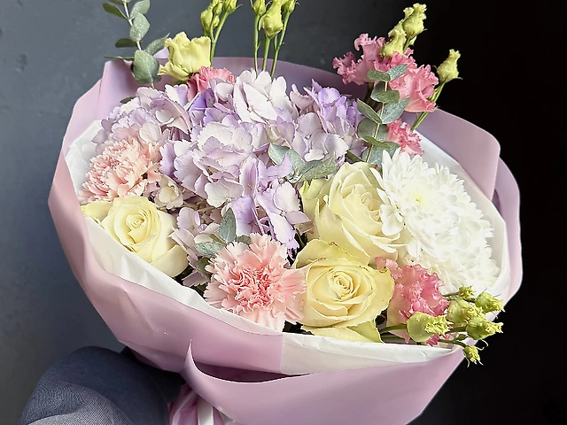 Світлий мікс сезонних квітів