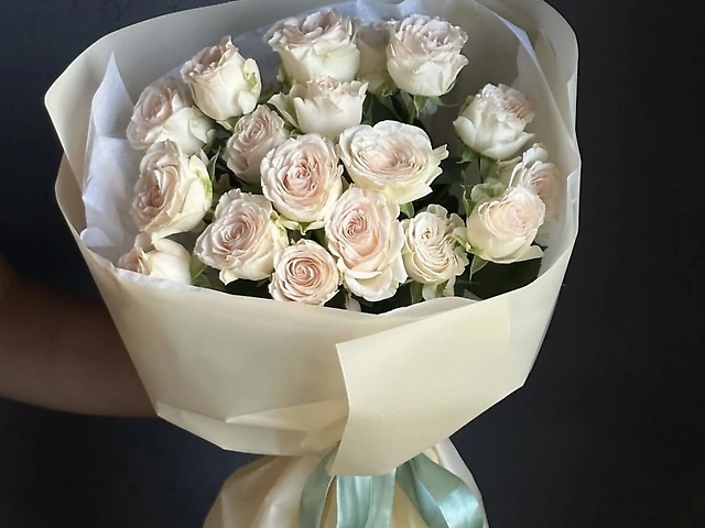 Невеликий букет кущових троянд