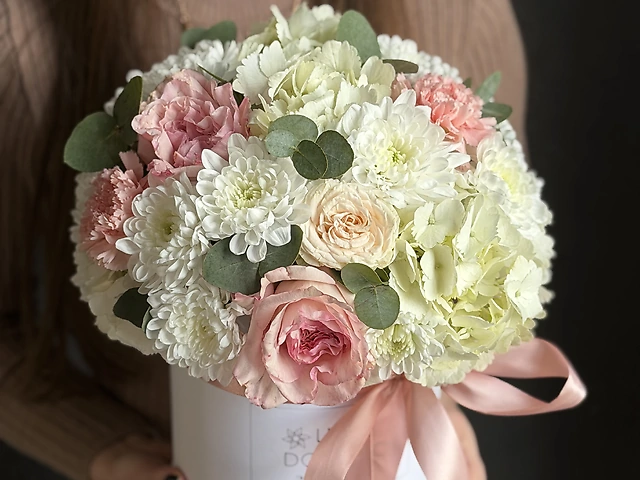 Світлий мікс квітів в боксі розміру М