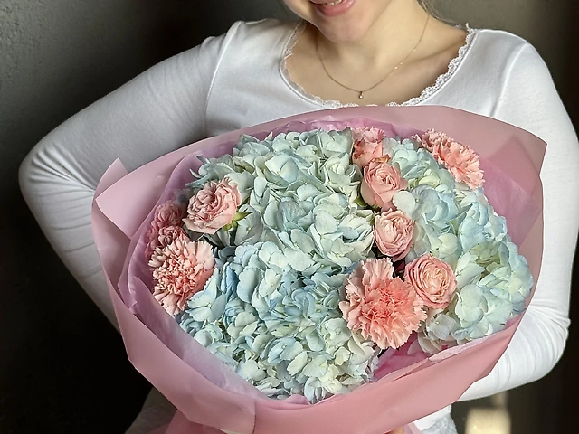 Букет з гортензіі та піоновидних троянд