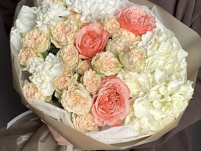 Букет в світлих кольорах з міксу садових квітів