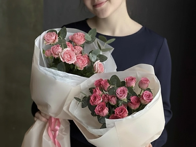 Невеликий букет кущових троянд