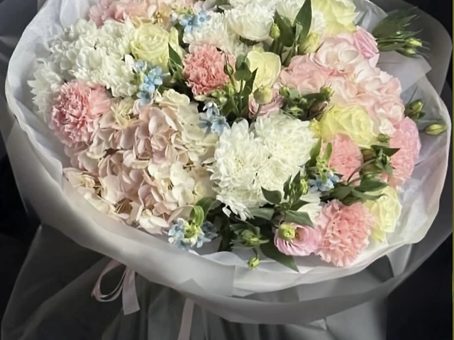 Великий світлий мікс квітів