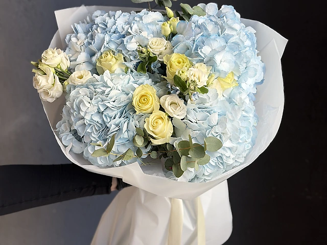 Букет з блакитними гортензіями