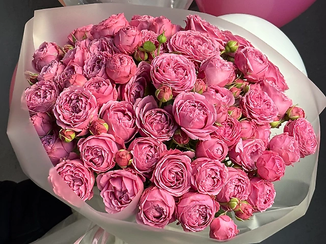 Обʼємний букет піоновидних троянд